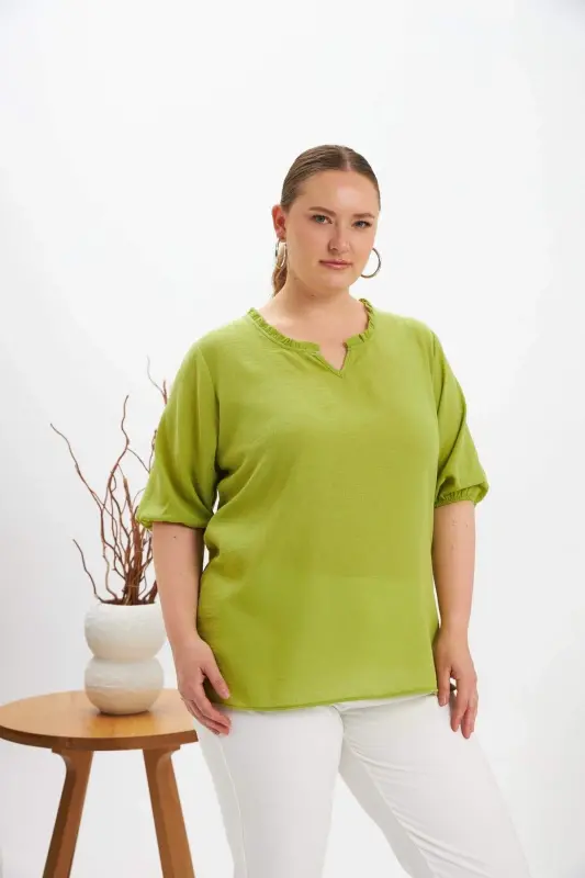 Блузка женская с коротким рукавом, V-образным вырезом и воланами, оливковая - 3