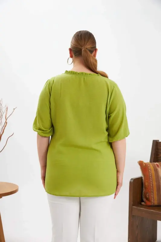Блузка женская с коротким рукавом, V-образным вырезом и воланами, оливковая - 5