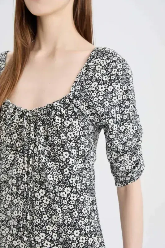 Bodycon tana tor libos, kvadrat yoqali, gulli naqshli, burmali, yarim yengli midi ko'ylak - qora - 5