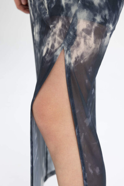 Bodycon to'g'ri bo'yinli batik tülli yengsiz midi ko'ylak ko'k - 6