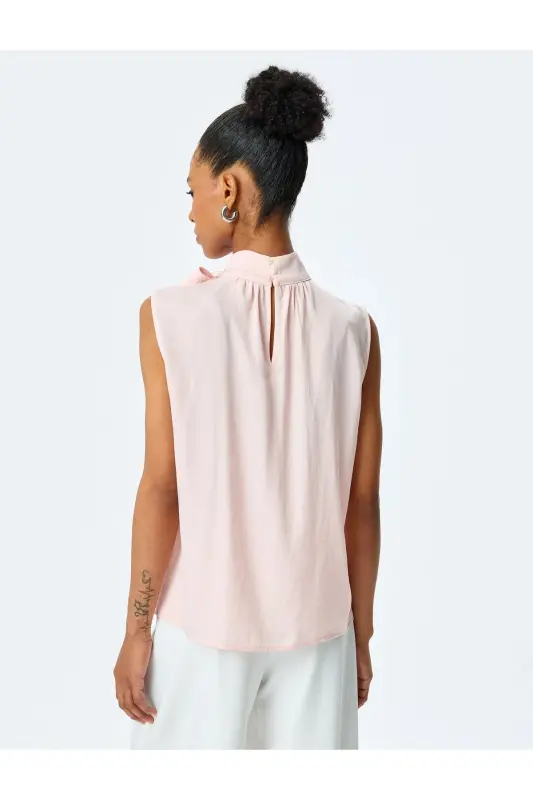 Bog'lama Detalli Tik Yoqa Yengsiz Saten Bluza - 4