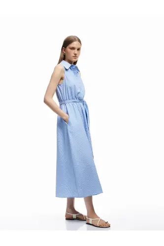 Ärmelloses langes Hemdkleid mit lockerer Passform und Gürteldetail - Blau gestreift - 3