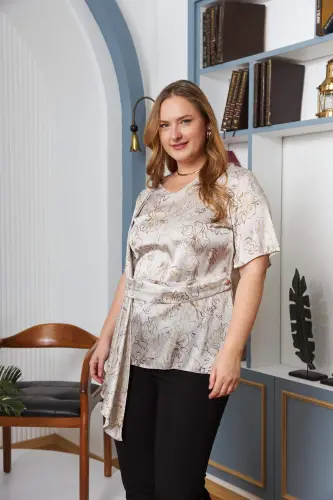 Большая блузка кремового цвета с поясом и аксессуарами - 3