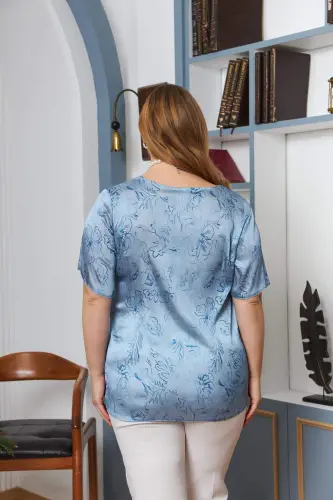 Большая блузка синего цвета с поясом и аксессуарами - 3
