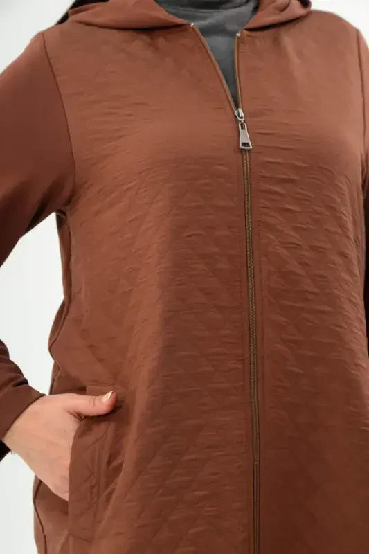 Большой размер, ромбовидный узор, коричневая куртка на молнии - 3