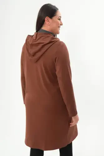 Большой размер, ромбовидный узор, коричневая куртка на молнии - 4