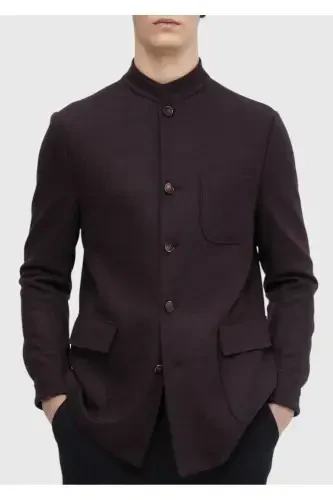 Бордовый прямой пиджак на плечах, облегающий, шерстяная смесь, вязаный. - 4