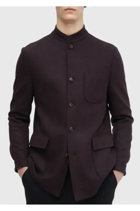 Бордовый прямой пиджак на плечах, облегающий, шерстяная смесь, вязаный. - 4