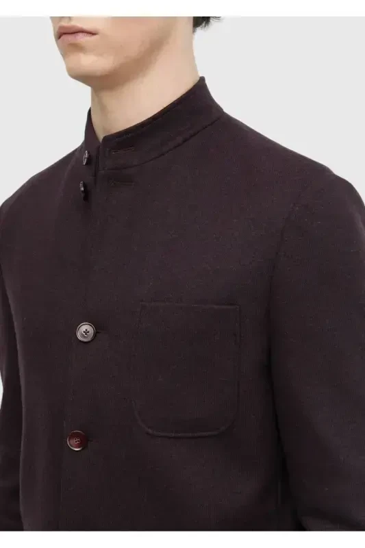 Бордовый прямой пиджак на плечах, облегающий, шерстяная смесь, вязаный. - 5