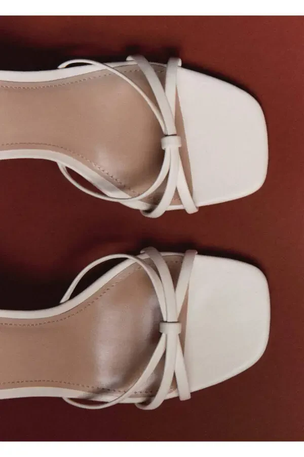 Босоножки на каблуке с ремешками - 2