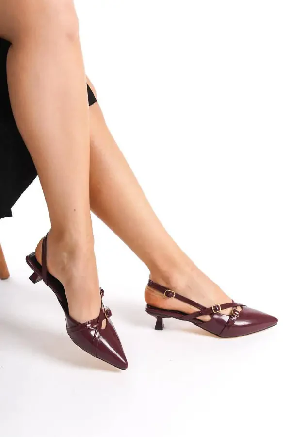 Ботинки из бордовой лаковой кожи на каблуке 3 см с ремешком и пряжкой, вишнево-красный - 2