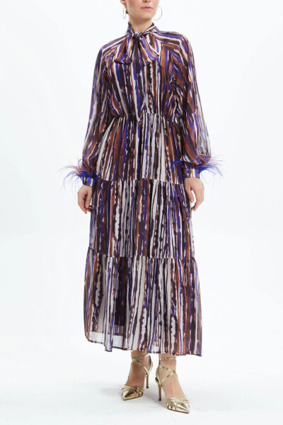 Bo'yinbog'idan bog'lanadigan, qol uchida otrish naqshlari bo'lgan midi bo'yli ko'ylak 39098 - 1