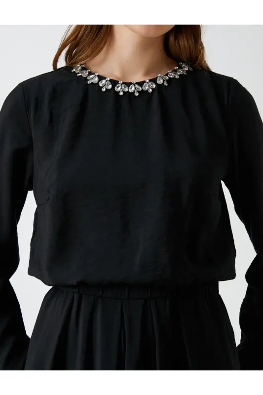 Брючный комбинезон с широкими штанинами и отделкой горловины камнями - 5