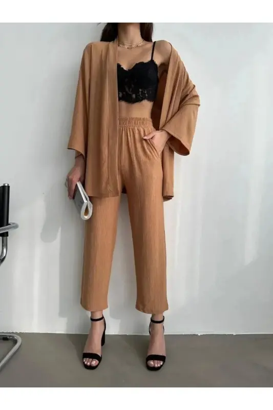 Брючный костюм-кимоно из жатой ткани - камел - MOTTİSTORE