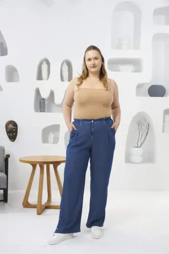 Брюки большого размера из ткани тенсел синего цвета с эластичной талией, деталями пуговиц на штанинах. - 3