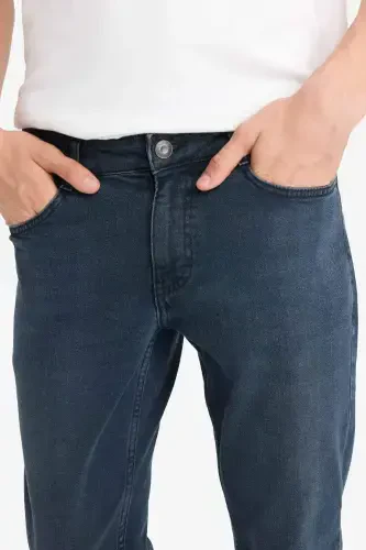 Брюки джинсовые Pedro Slim Fit прямого покроя с зауженными брючинами темно-синего цвета - 5