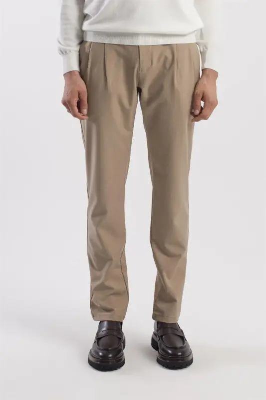 Брюки Mink Comfort Fit с двумя накладными карманами с клапаном и плиссированными боковыми карманами - 2