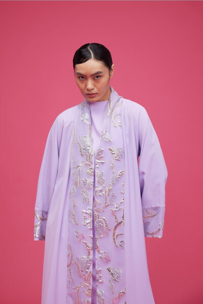 Brokadli Tikmalar bilan Abaya Lila & Shol - NUUM DESIGN
