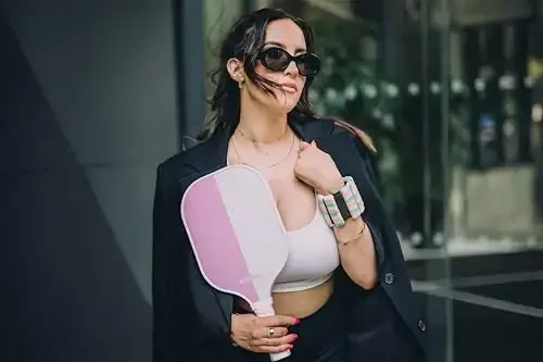 Brooklyn Pickleball Co. | Premium Karbon tolali eshkak | USAPA tomonidan tasdiqlangan | Asalari uyasi yadrosi | Yumshoq tutqich | Yagona Pickle-Ball raketkasi | Barcha mahorat darajalari uchun 2025 ta zamonaviy Pickle Ball eshkaklari - 3