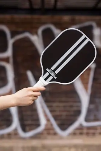 Brooklyn Pickleball Co. | Premium uglerod tolali eshkak | USAPA tomonidan tasdiqlangan | Asalarichilik uyasi | Yumshoq tutqich | Yagona Pickle-Ball raketkasi | Barcha mahorat darajalari uchun 2025 zamonaviy Pickle Ball eshkaklari - 3