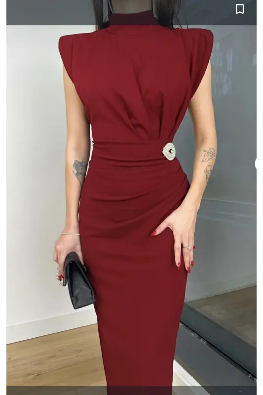 BROŞ DETAYLI KOLSUZ BORDO RENK ABİYE ELBİSE 743-Bordo - LACASE