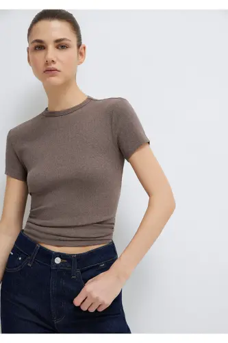 Brown Basic T-Shirt Fitted. 