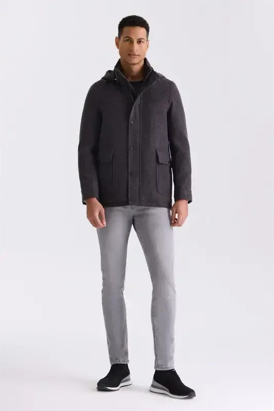 Бургундовый свитер из шерсти с капюшоном и воротником-стойкой комфортной посадки с рисунком - 2