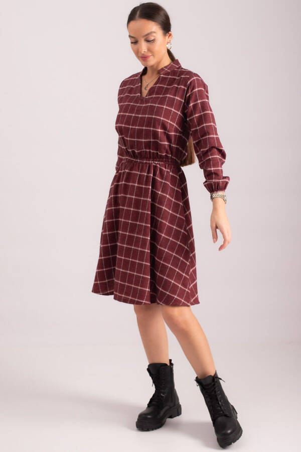 Burgundy V-neck, elastic waist, plaid pattern, flared dress. ARM-24K001041 - 1