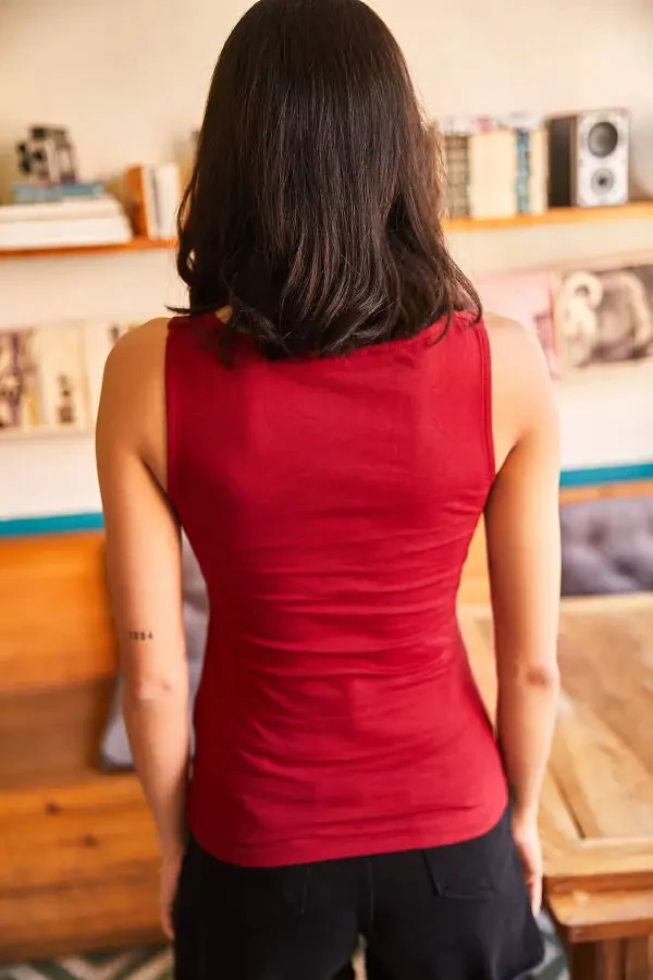 Burun rangli kvadrat bo'yin chizig'i va ko'krak qismi bilan asosiy mayka. - 4