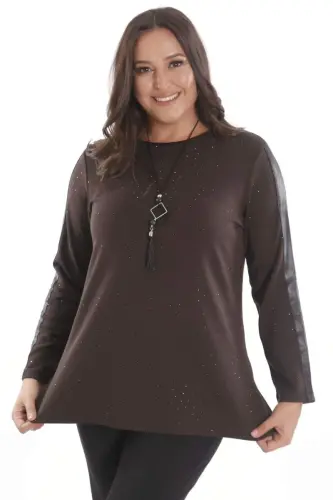 Büyük Beden Kolu Deri Şerit Detaylı Kendinden Taşlı Kahverengi Bluz - 1