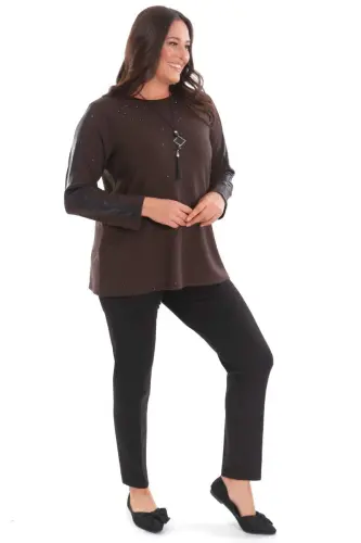 Büyük Beden Kolu Deri Şerit Detaylı Kendinden Taşlı Kahverengi Bluz - BÜYÜKBEDENIZ (1)