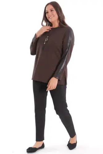 Büyük Beden Kolu Deri Şerit Detaylı Kendinden Taşlı Kahverengi Bluz - 4