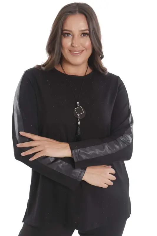 Büyük Beden Kolu Deri Şerit Detaylı Kendinden Taşlı Siyah Bluz - BÜYÜKBEDENIZ
