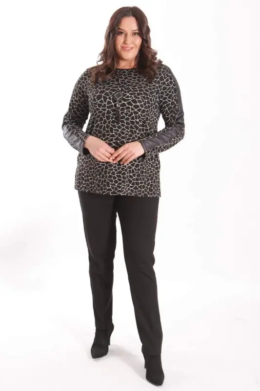 Büyük Beden Kolye Detaylı Dijital Baskılı Kollar Deri Şeritli Siyah Bluz - 4