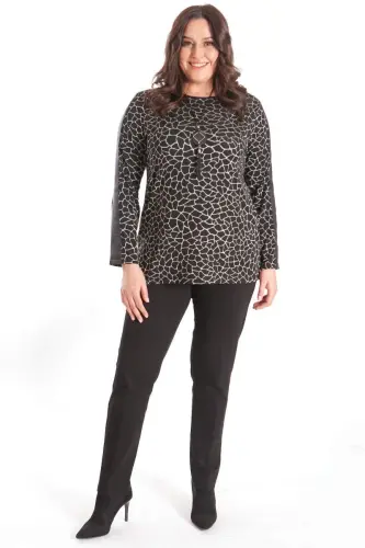 Büyük Beden Kolye Detaylı Dijital Baskılı Kollar Deri Şeritli Siyah Bluz - BÜYÜKBEDENIZ (1)