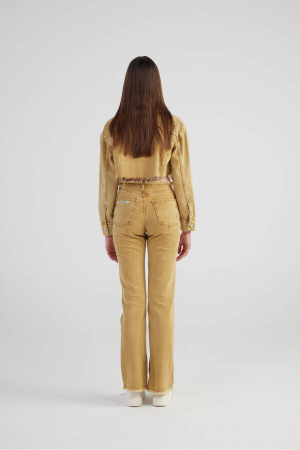 Camel-colored straight-leg jeans with marble print, frayed details, and a slit. - 12