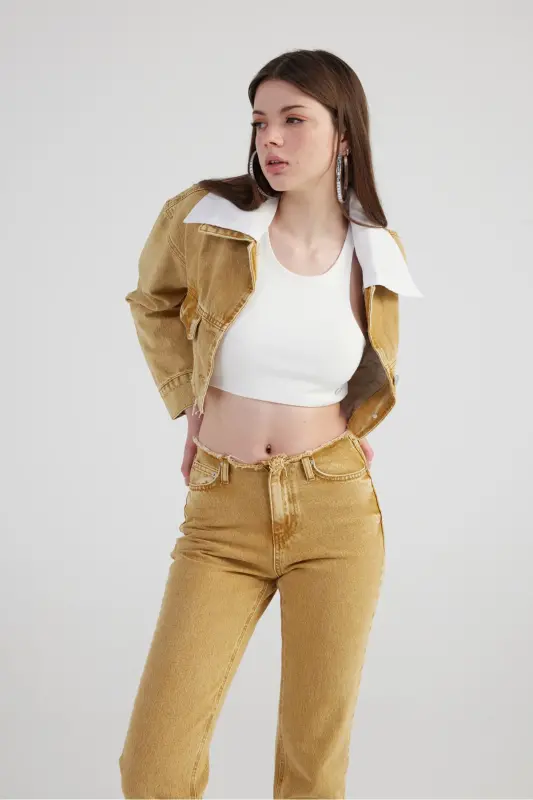 Camel-colored straight-leg jeans with marble print, frayed details, and a slit. - 6