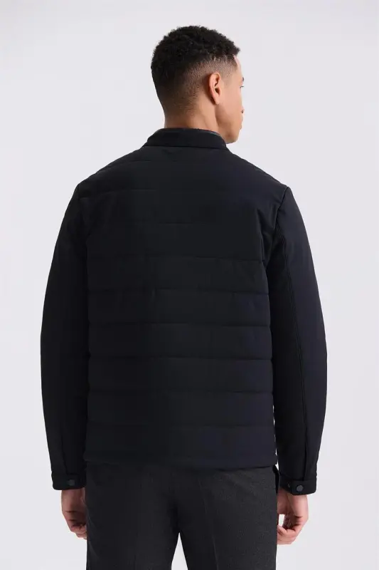 Чёрная комфортная куртка с молнией на вороте, демисезонная. - 4