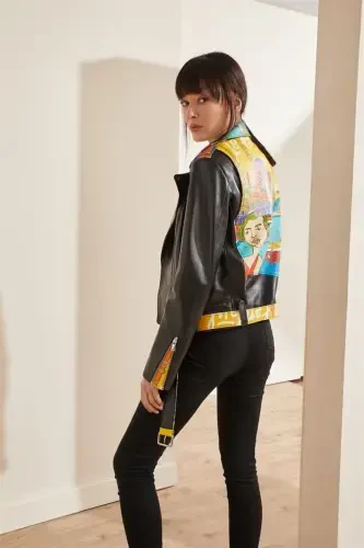 Черная кожаная куртка-байкер для женщин Ikigai The City Istanbul с принтом, поясом и молнией - 1