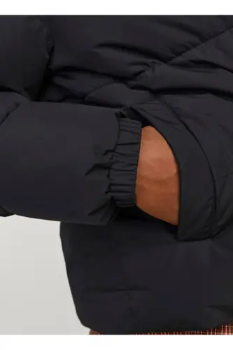 Черная мужская куртка 12256974_JJEBRADLEY PUFFER HOOD SN - JACK & JONES (1)