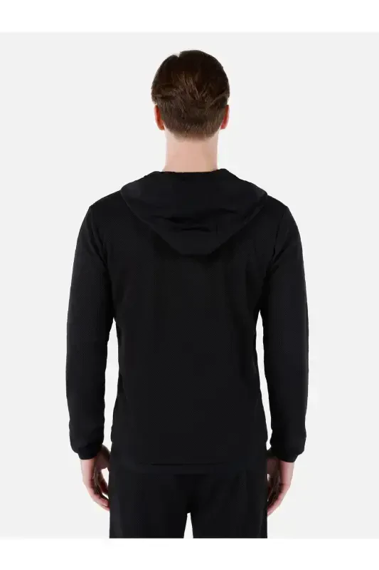 Черная мужская куртка с капюшоном и карманами. - 2