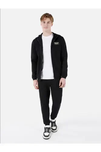 Черная мужская куртка с капюшоном и карманами. - 3