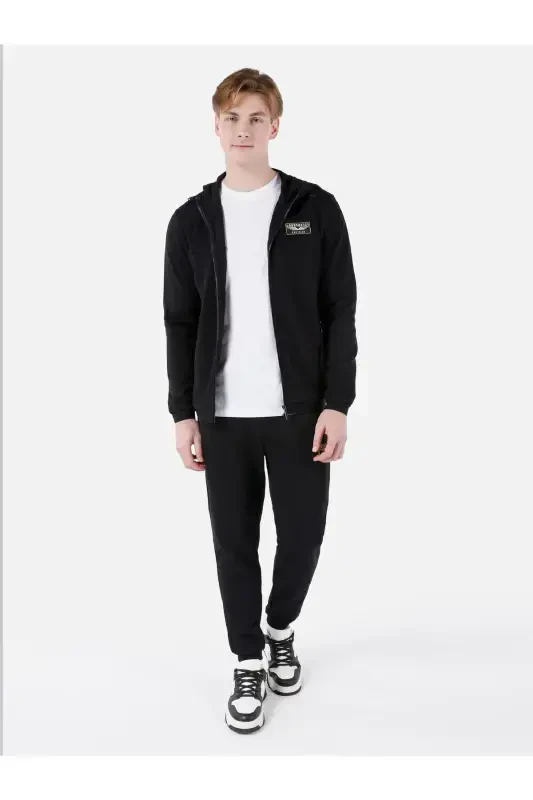 Черная мужская куртка с капюшоном и карманами. - 3