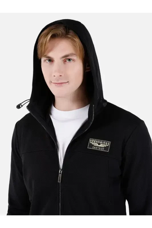 Черная мужская куртка с капюшоном и карманами. - 4