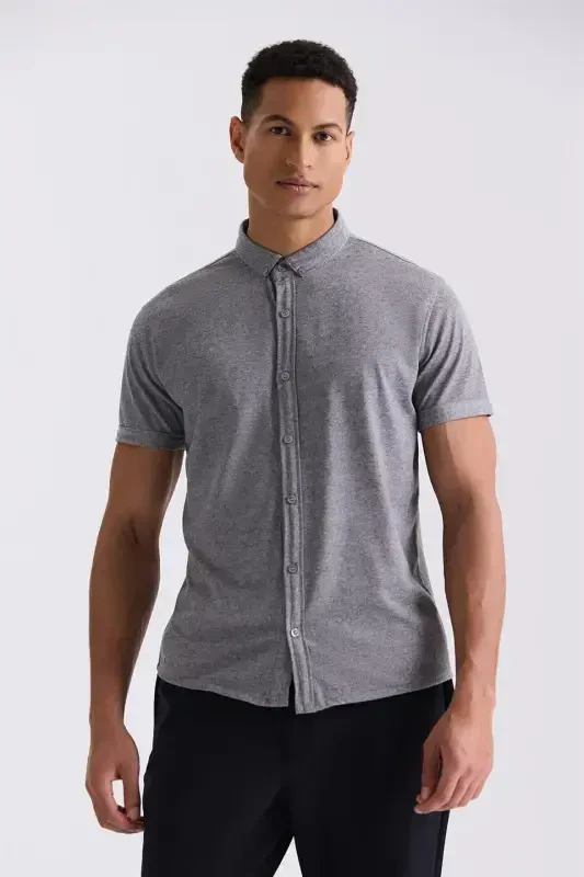 Черная облегающая рубашка T-образная майка с воротником на пуговицах - 1