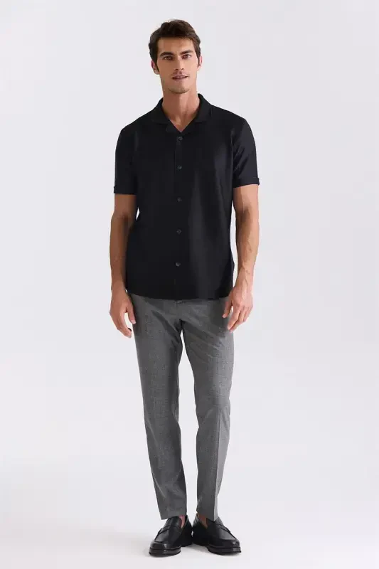 Черная приталенная футболка с пуговицами на воротнике - 2