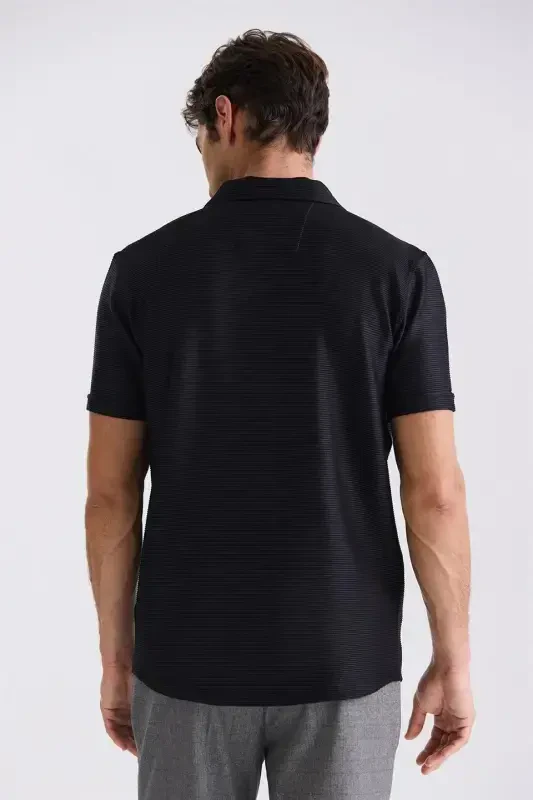 Черная приталенная футболка с пуговицами на воротнике - 4