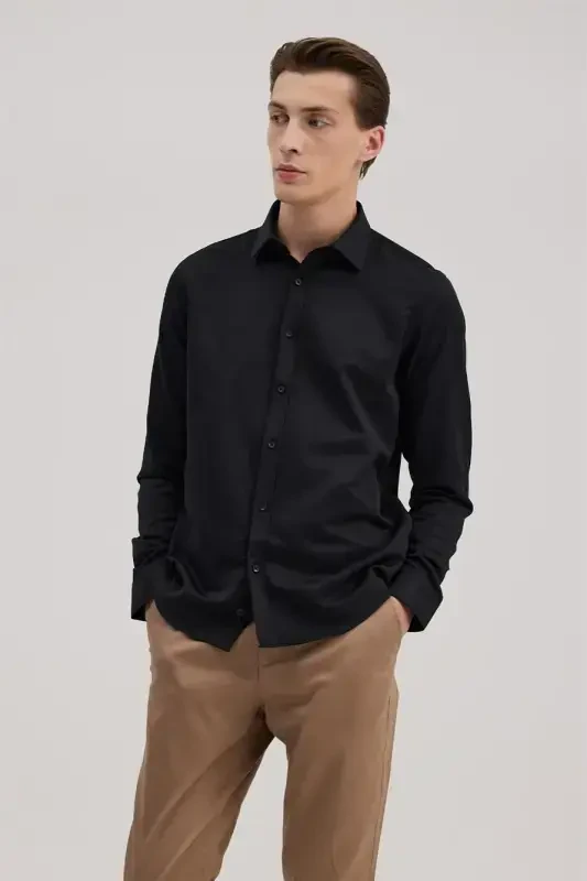 Черная рубашка Comfort Fit из смесового хлопка с воротником на пуговицах снизу. - 2