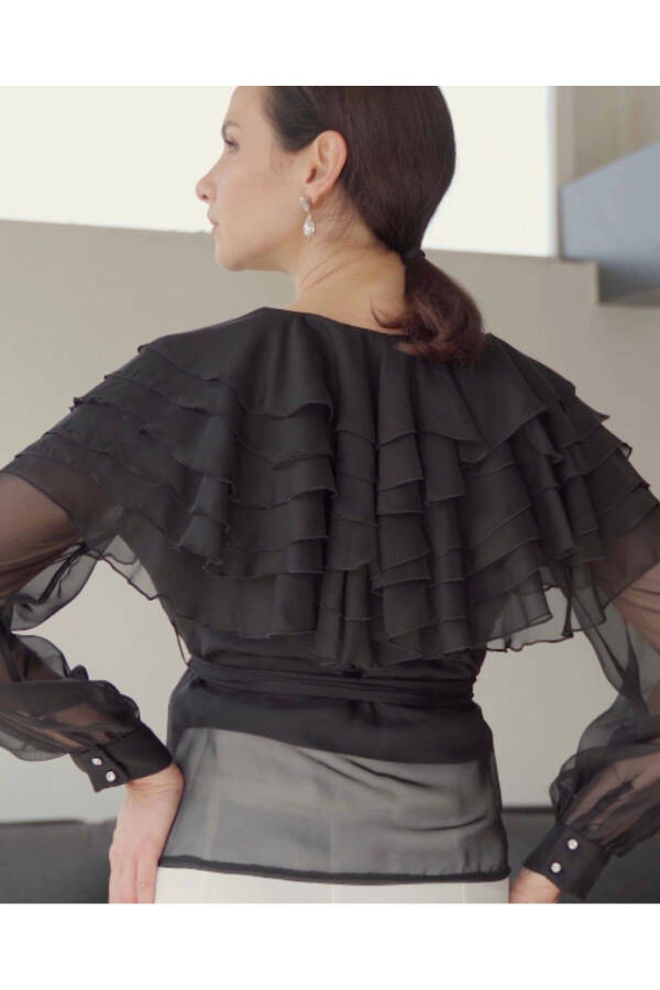 Чёрная рубашка с V-образным вырезом, многослойными плечами 39339 - 2
