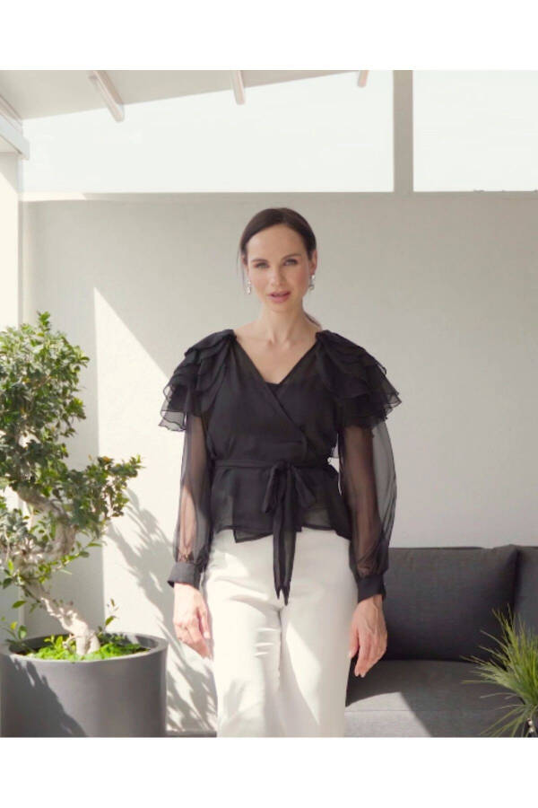 Чёрная рубашка с V-образным вырезом, многослойными плечами 39339 - 3